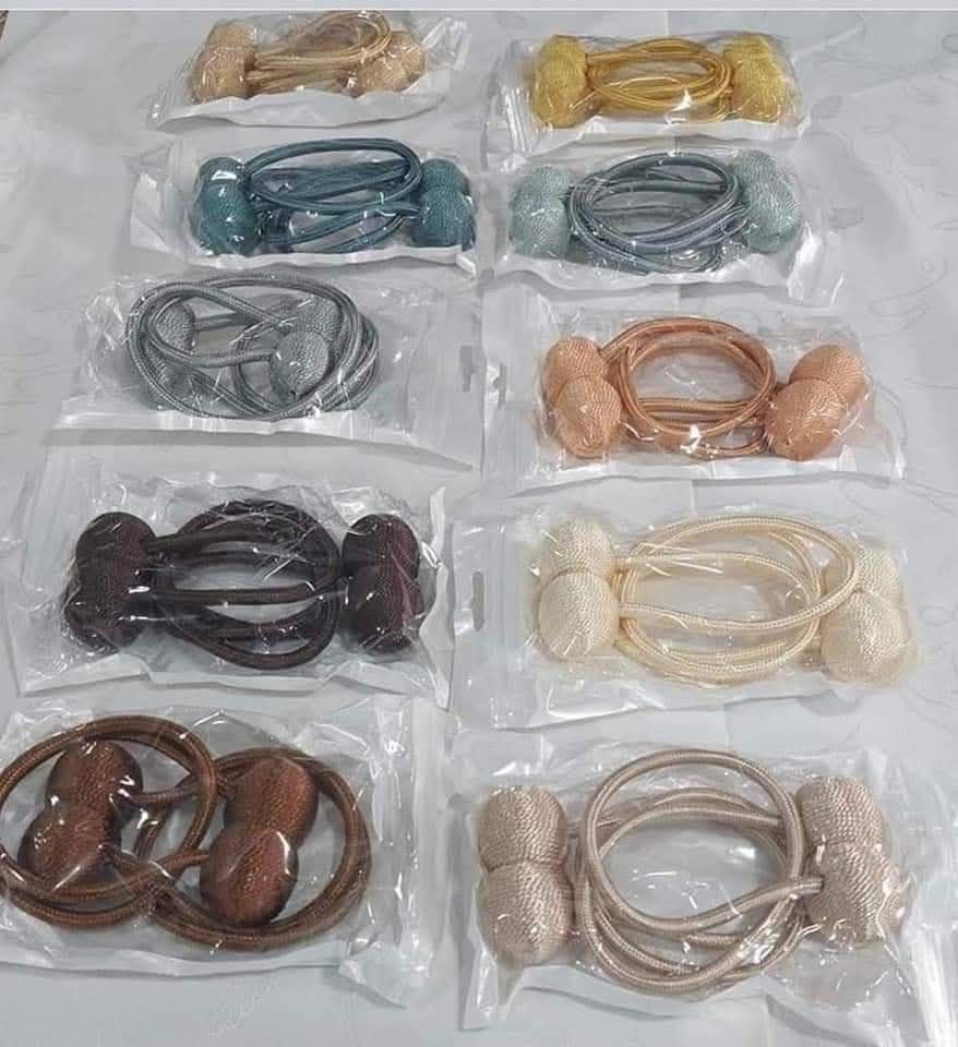 Embrasse Rideau avec pompons, en métal 1 paire + Accroche Murale offert